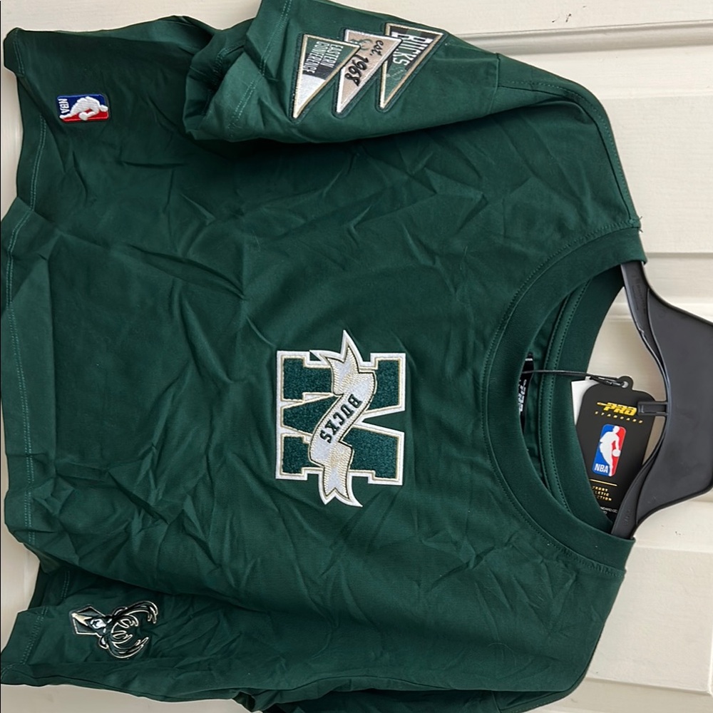 Green Milwaukee Bucks NBA T-Shirt crop top women medium